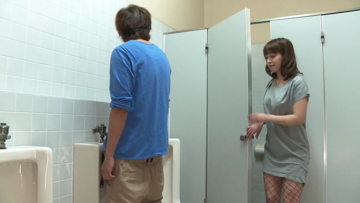 セクシーなアジア人、三上里穂が俺のチンポをしゃぶっている