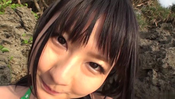 魅惑的な東洋の美女、遥めぐみが野外で魔法のようなフェラチオを披露