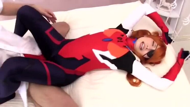 ジューシーな赤毛の東洋人女性が激しく突かれる