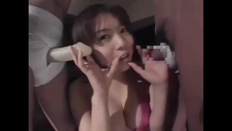 素晴らしい巨乳の東洋人女性