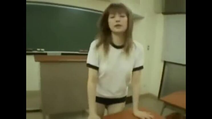 誘惑的な日本人女が大量のぶっかけを受ける