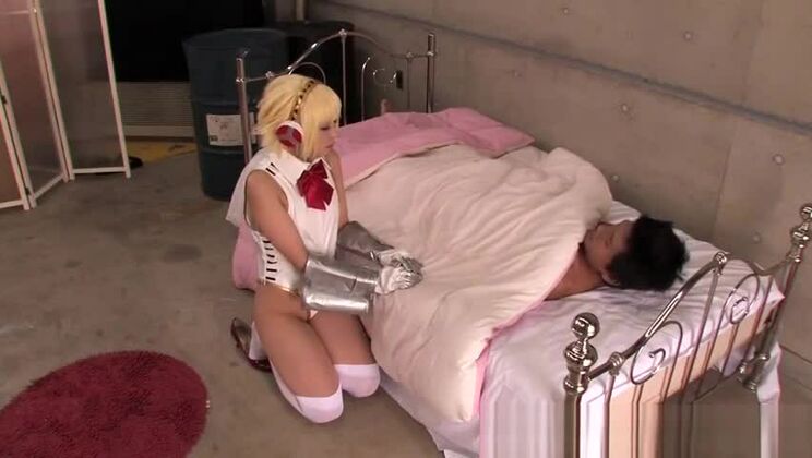 小柄な巨乳の日本人、有村千佳が熱いXXXコスプレ体験