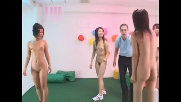 非常にハードコアなポルノシーンに登場する魅力的な日本人美女