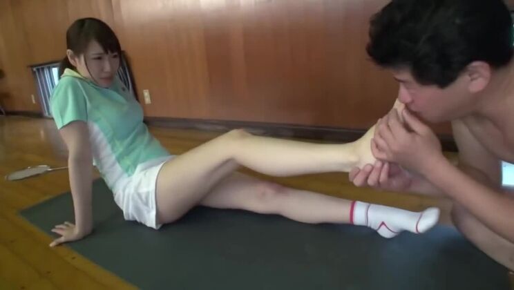 美貌の小乳アジア人少女が、彼女のフェチな夢を体現