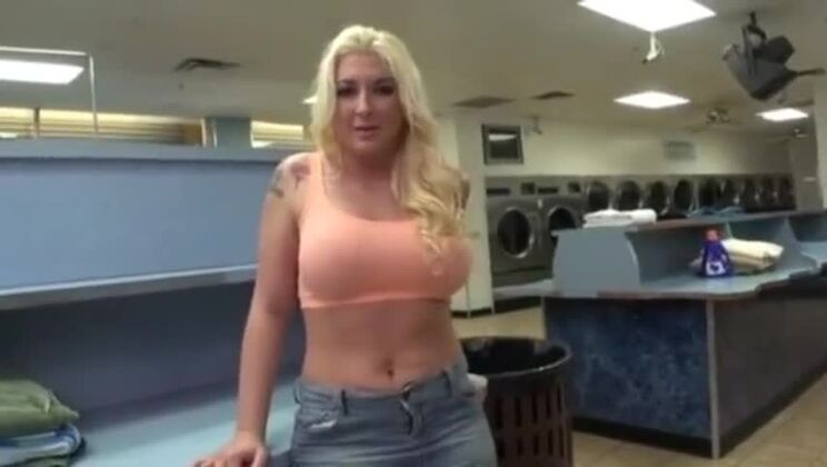 信じられないほどセクシーな東洋の女性が人前で熱い素人セックス