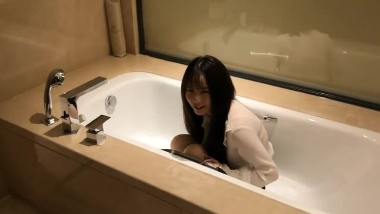 素晴らしい東洋の美女がフェチプレイを楽しむ