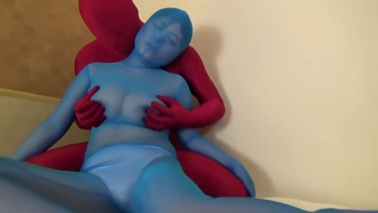 変態ポルノ動画に登場するセクシーな巨乳日本人女性