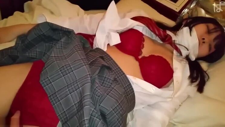 誘惑的な平胸のアジア人娘