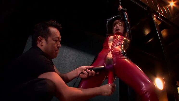 穏やかな巨乳日本人、かすみかほが素晴らしいラテックスポルノ動画に出演