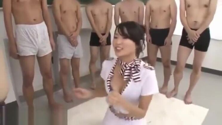 フェチプレイを楽しむ魅惑的な日本人痴女