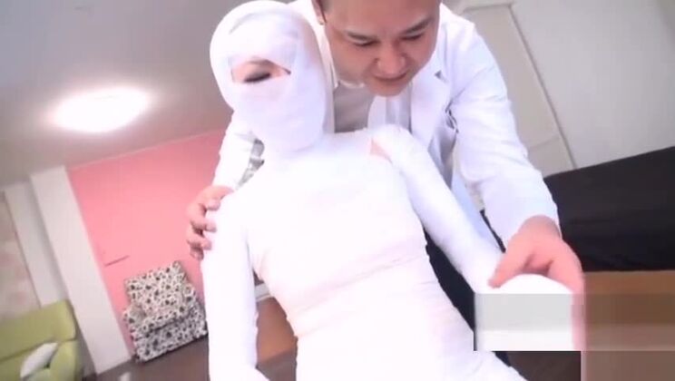 美しいフェチセックス動画に登場する魅惑的な日本人女性