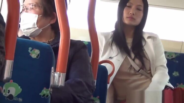 公共の場で見つけた魅力的な東洋の娘