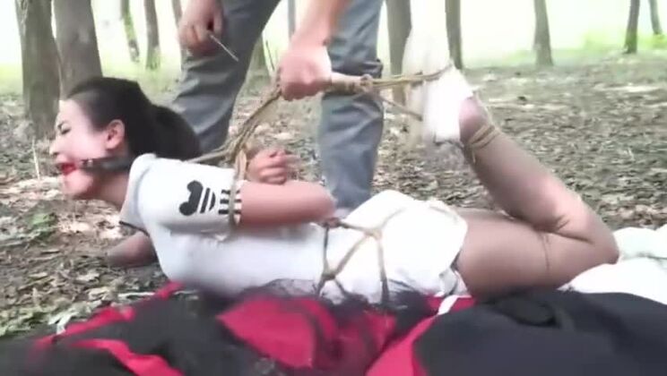 フェチプレイを楽しむ信じられないほど魅力的な東洋の女性