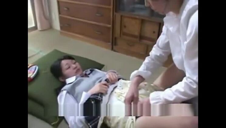 珍しいフェチ体験をする魅力的なアジア人女性