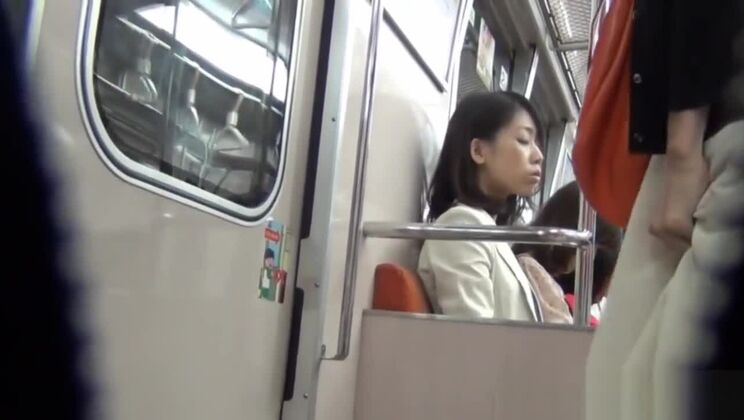 公共の場で排尿XXXビデオを演じるセクシーな日本人売春婦