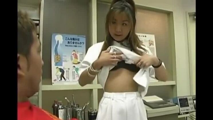 ホットな素人ポルノに登場する信じられないほど魅力的なアジアの女