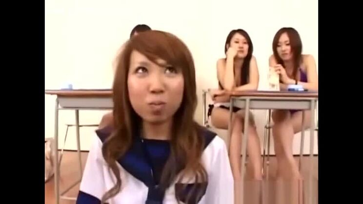 魅惑的なアジアの痴女が、淫らで変態的な夢を叶える