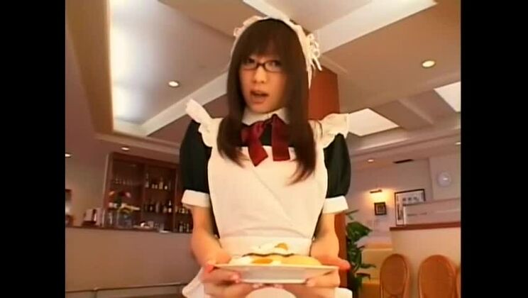 公共の場にいるゴージャスな日本人娼婦