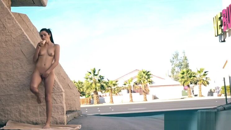 屋外で楽しむ平胸の東洋の娼婦