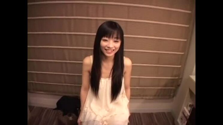 素晴らしい平胸の日本人彼女