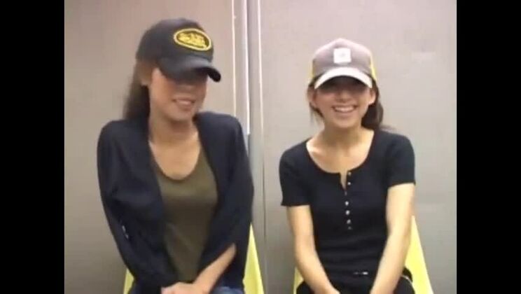 公共の場にいる愛らしいアジア人痴女