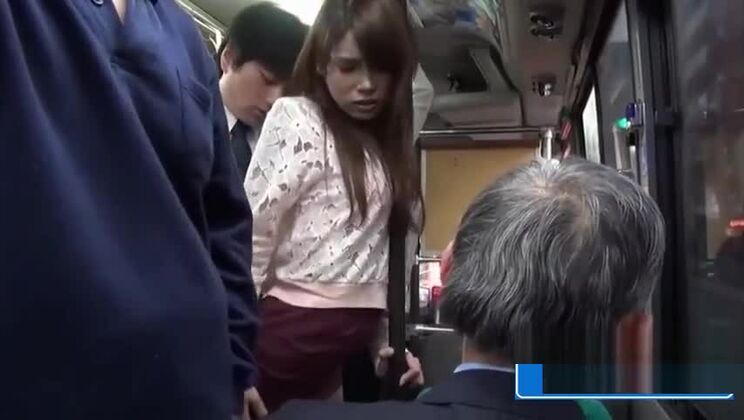 挑発的なアジア人痴女が人前で愛の穴に指を挿入