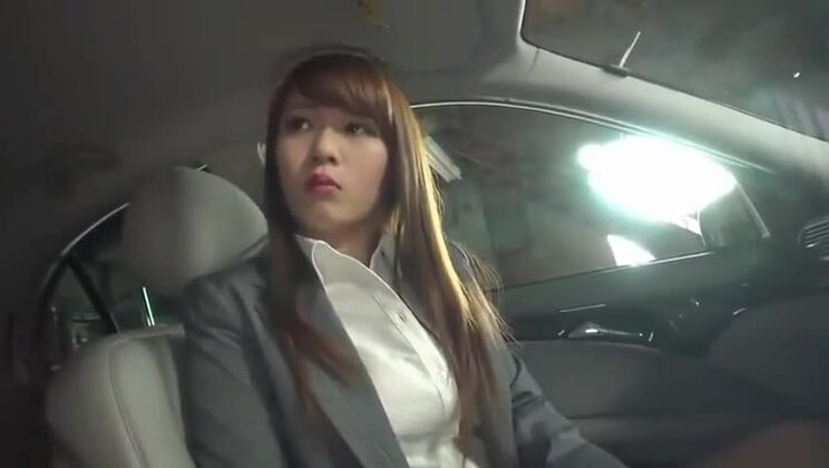 信じられないほど淫乱な東洋の女がザーメンシャワーを浴びる