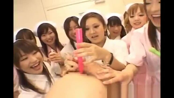 情熱的な異人種間セックスをする魅惑的なアジアの女