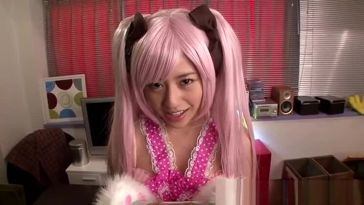 誘惑的な小胸のアジア系娘が激しくセックス