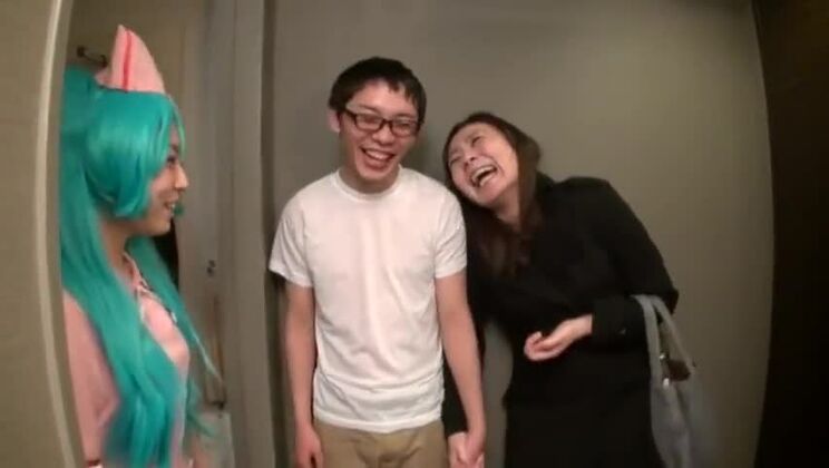 変態セックス動画に登場する愛らしいアジアの女の子