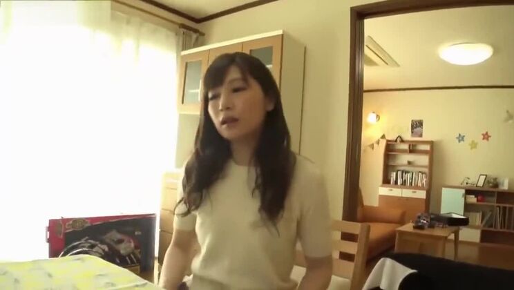 快楽を求める小胸のアジア人女性