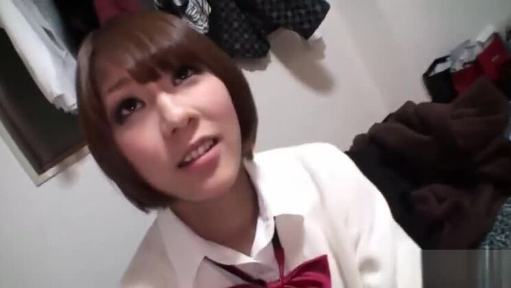 美形の平胸アジア人女性が繰り広げる驚異的な指マンポルノ