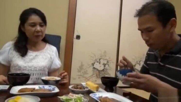 驚くべき放尿セックス動画に登場する素晴らしいアジア人既婚女性