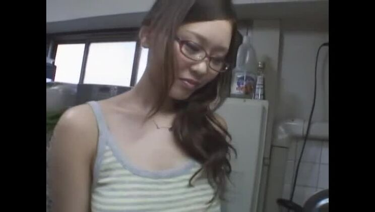 変態セックス映画に登場する魅惑的な日本人、工藤玲香