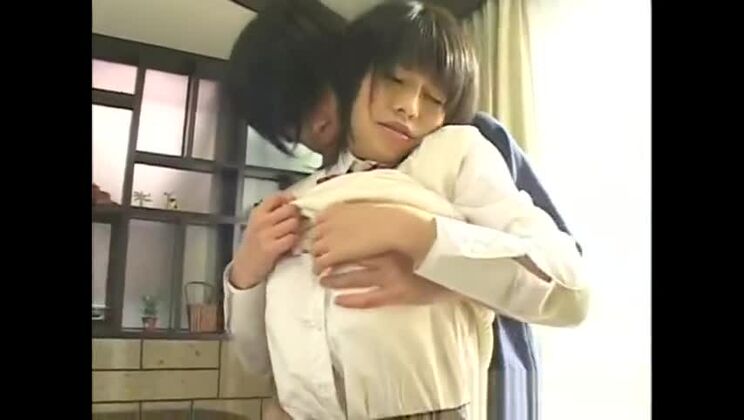 本物のハードコア動画に登場する魅惑的なアジア人女