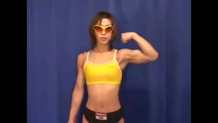 ゴージャスな平胸の東洋の女性が激しく突かれる