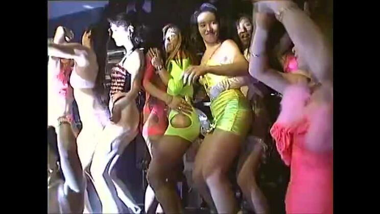 ワイルドな輪姦XXXシーンに出演する可愛い日本人娼婦