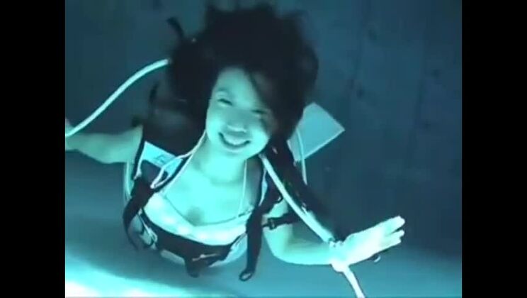 ホットなXXXコスプレ体験をする美人の日本人女性