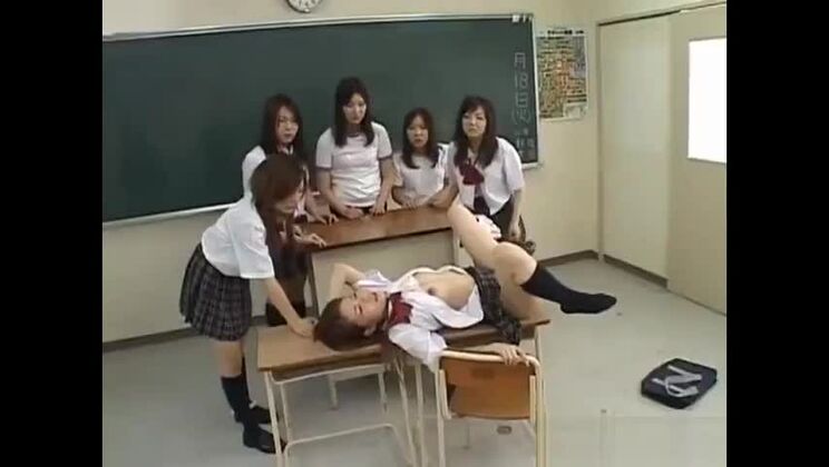 信じられないほど巨乳な日本人女性がぶっかけに夢中