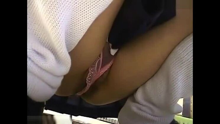 公共の場で、淫らで変態的な夢を叶える見事なアジア人美女