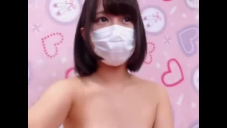 美しい素人動画に登場する魅力的な小胸の東洋人ガール