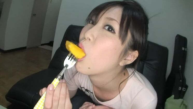 ホットな素人ポルノを披露する魅惑的なオリエンタル女