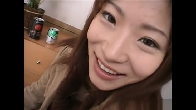 可愛い巨乳の日本人痴女が顔にザーメンを浴びる