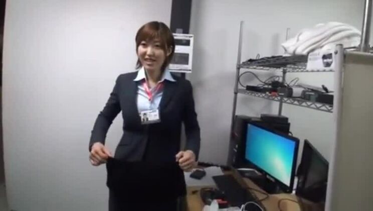 公共の場で魅惑的な色黒日本人娼婦