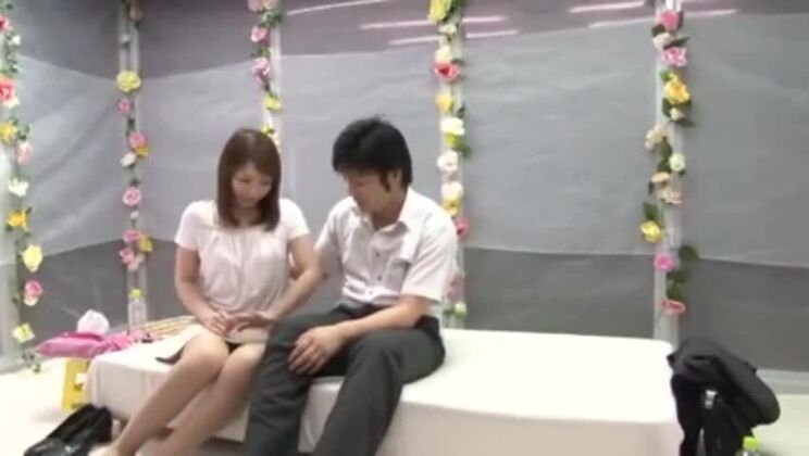 本物の自家製ポルノ動画に登場する最高級の日本人女