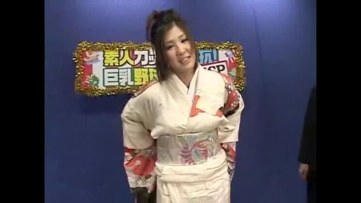 公共の場で撮影された素晴らしい素人ポルノに登場する、美貌で巨乳の東洋人痴女