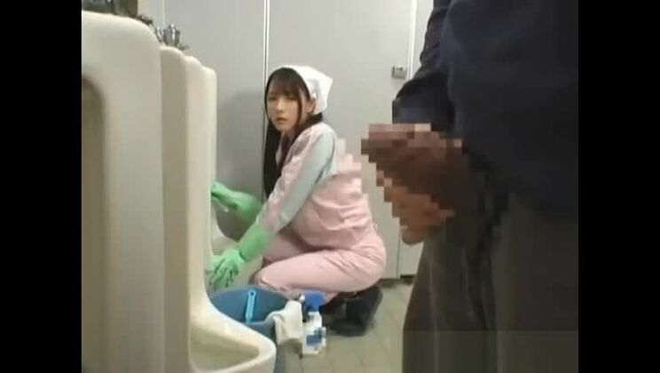 魅力的な日本人娼婦が驚くべき放尿セックス動画を披露