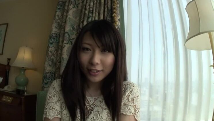 リアルな素人ポルノビデオに登場する、美乳の東洋人娼婦