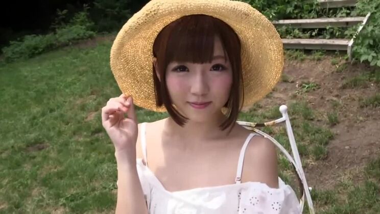 屋外で魅惑的な日本人女