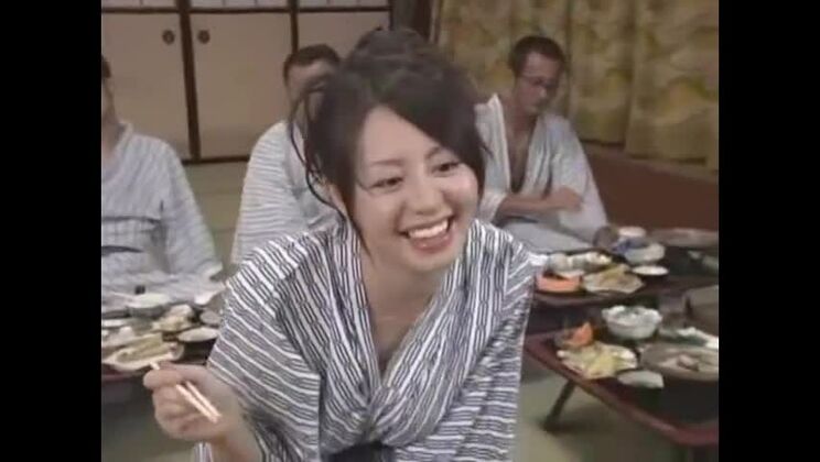 魅力的な日本人・竹内愛が公共の場で珍しいフェチ体験をする